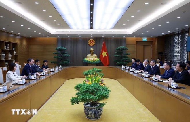 Politburo Member, Prime Minister Le Minh Hung receives Mr. Jochen Schmittmann - Acting Chief Representative of the International Monetary Fund (IMF) Office in Cambodia, Laos, Vietnam and Mr. Fazurin Jamaludin, Succeeding Chief Representative of the IMF in Vietnam and Laos from August 23. Photo: VNA