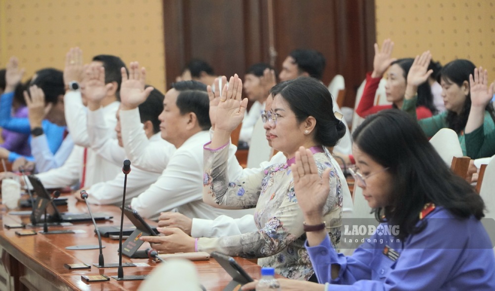 Đại biểu dự kỳ họp tham gia biểu quyết. Ảnh: Nguyên Anh