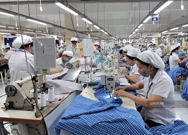 Employees need to save their payroll slips or account statements as evidence of the date the business pays salaries. Photo: Nam Duong