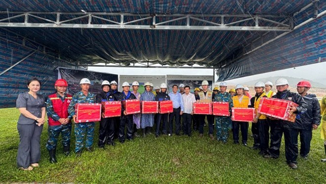 Lãnh đạo tỉnh An Giang và đặc khu Phú Quốc thăm, tặng quà, động viên công nhân trên công trường phục vụ APEC 2027. Ảnh: Hoàng Dung/Trung tâm dịch vụ tổng hợp đặc khu Phú Quốc