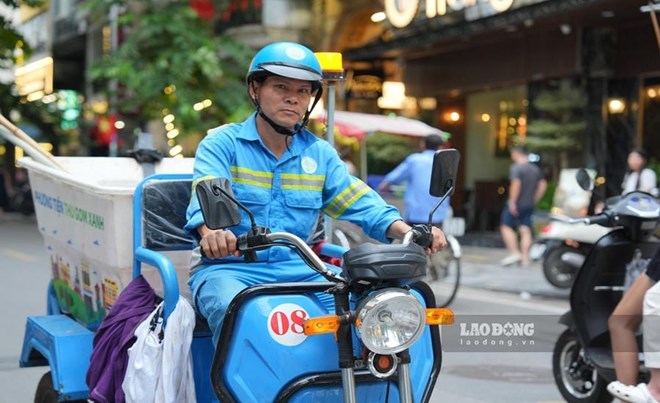 Mô hình thí điểm xe điện 3 bánh bước đầu mang lại nhiều lợi ích cho công nhân vệ sinh môi trường. Ảnh: Việt Anh