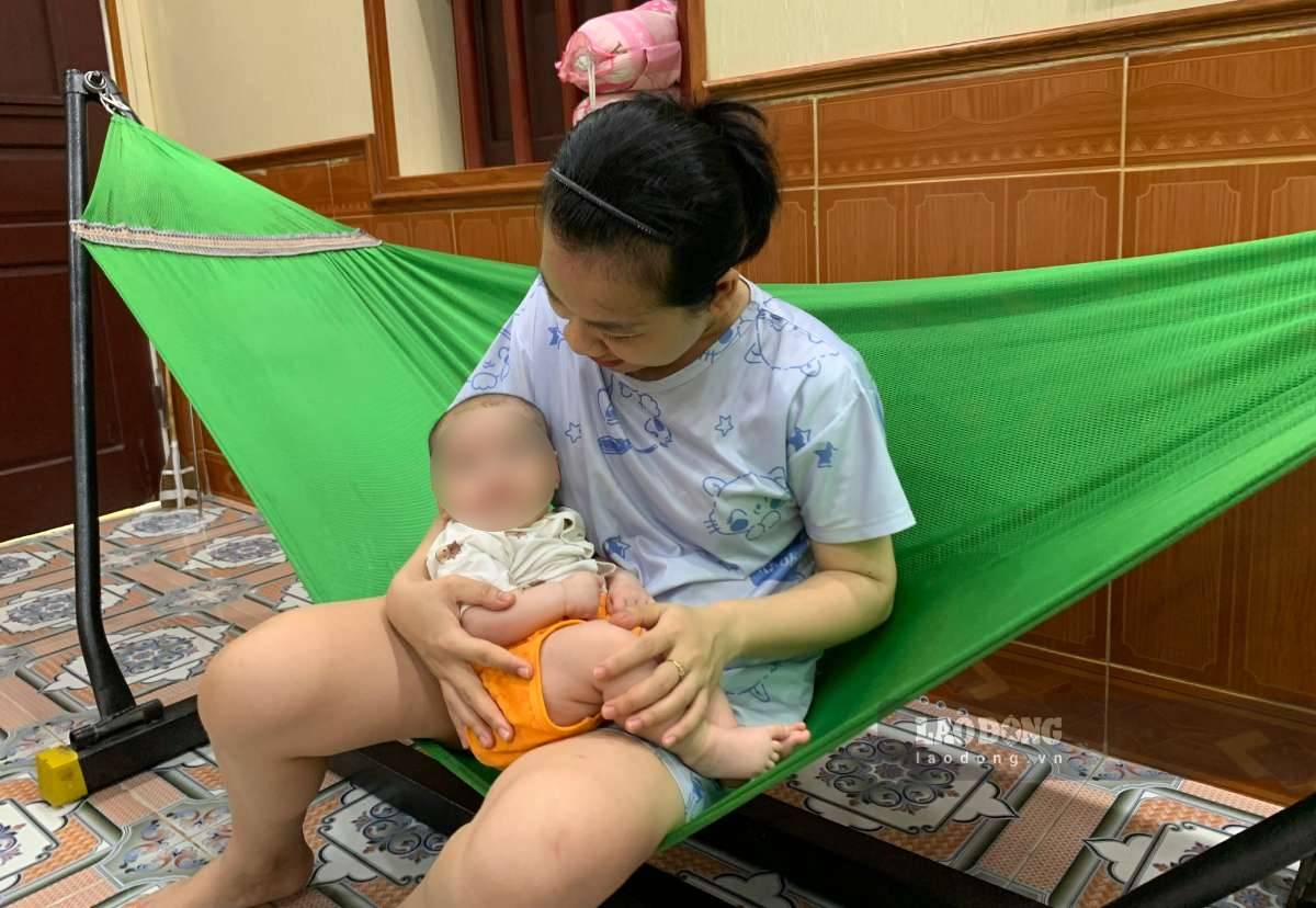 Bé Nhím như món quà đến với gia đình chị Ngân (trú xã Cát Thành, tỉnh Ninh Bình) vào thời điểm khó khăn nhất. Ảnh: Hà Vi