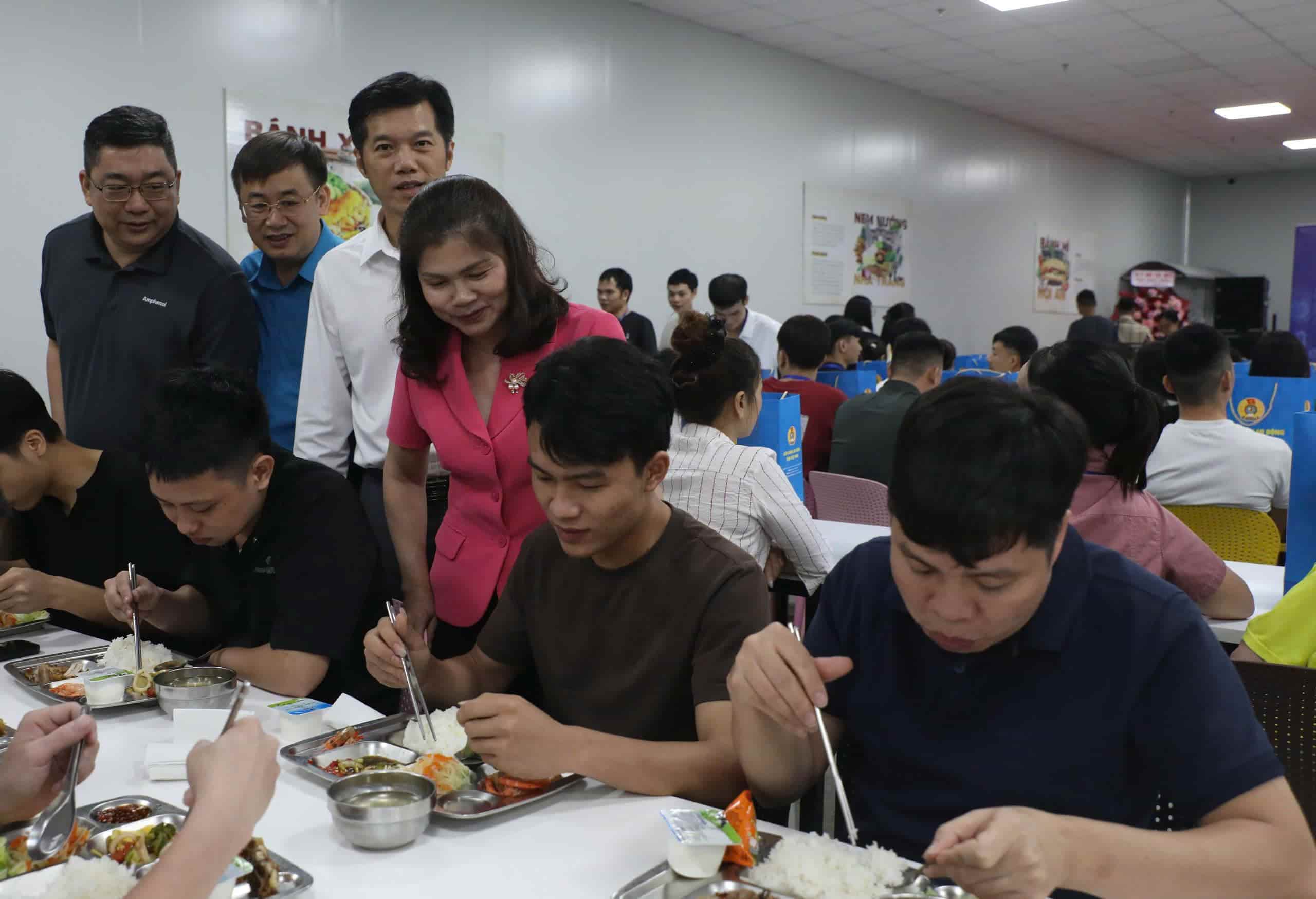 Lãnh đạo tỉnh thăm hỏi, động viên đoàn viên, người lao động trong Chương trình Bữa cơm Công đoàn.