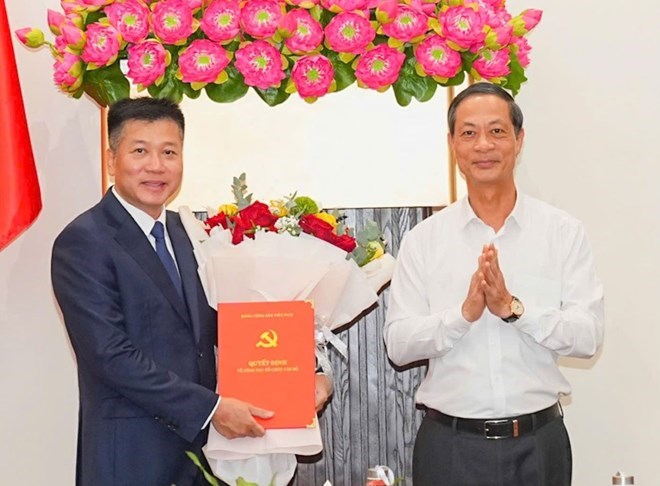 Standing Deputy Secretary of the City Party Committee Do Manh Hien presents the Decision to comrade Nguyen Binh Khanh. Photo: Hai Phong e-Portal