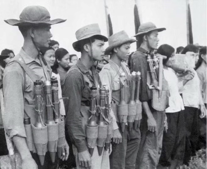 The Ministry of Home Affairs proposes to amend the regime and policies for grassroots youth volunteers in the South who participated in the resistance war in the period 1965 - 1975. In the photo, youth volunteers from An Giang province en route to reinforce the main force, Winter-Spring 1967-1968. Photo: Nguyen Dang/VNA