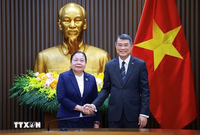 Politburo Member, Prime Minister Le Minh Hung receives Politburo Member, Secretary of the Party Central Committee, Head of the Organization Committee of the Lao People's Revolutionary Party Central Committee Sisay Leudetmounsone who is visiting and working in Vietnam. Photo: VNA