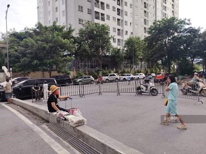 Many elderly people without pensions hope to reduce the retirement age for pension benefits. Photo: Xuyen Dong