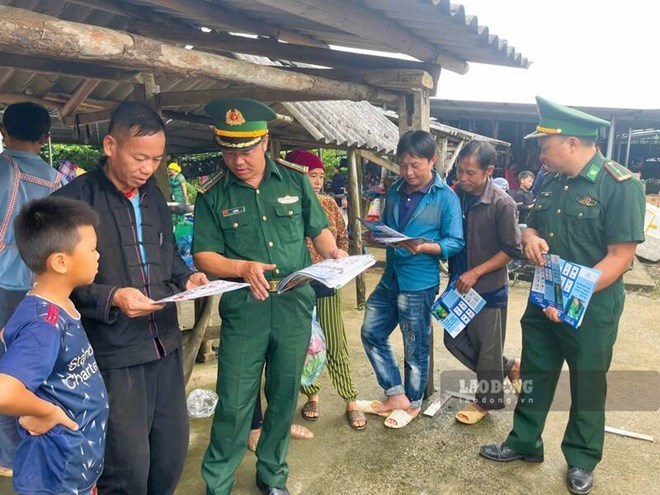 Border Guards propagate knowledge to people. Photo: Viet Bac