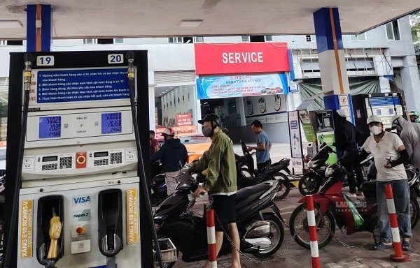 Gasoline and oil prices have fluctuated a lot recently. Photo: Xuyen Dong