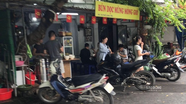 Lòng đường, vỉa hè ngõ 51 Lãng Yên bị chiếm dụng. Ảnh: Minh Hạnh