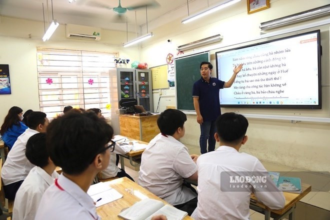 The Ministry of Education and Training has answered questions about promotion for secondary school teachers, including cases where they have had enough time to maintain rank but have not been transferred to a new code. Photo: Tuong Van