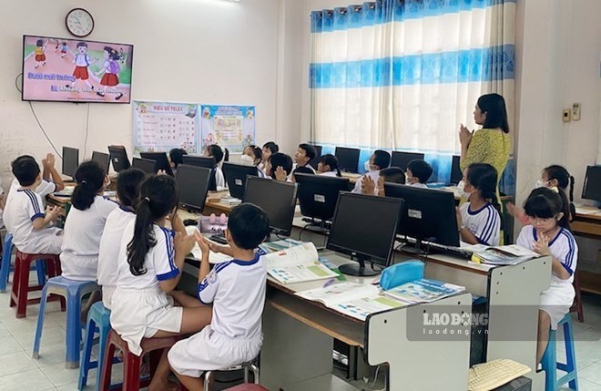 The Ministry of Education and Training has just answered the issue that Informatics teachers are not allowed to reduce lesson norms because they do not concurrently work in information technology, only in charge of computer rooms. Illustrative photo: Yen Phuong