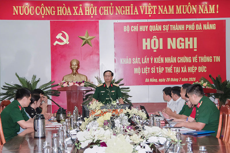Hội nghị khảo sát, lấy ý kiến nhân chứng nhằm xác minh thông tin về 17 hài cốt nghi là liệt sĩ. Ảnh: Quang Cường (Bộ CHQS TP Đà Nẵng)