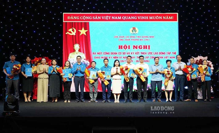 Bai Chay Ward Trade Union announces decision to establish 10 grassroots trade unions. Photo: Doan Hung