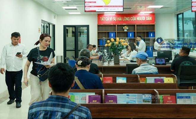 Người dân thực hiện thủ tục hành chính tại phường Đống Đa (TP Hà Nội). Ảnh: Hải Nguyễn