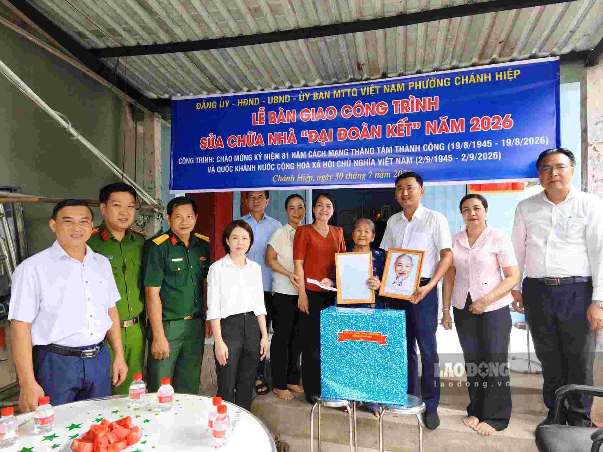 Phường Chánh Hiệp tổ chức bàn giao nhà Đại đoàn kết cho người dân khó khăn trên địa bàn. Ảnh: Đình Trọng
