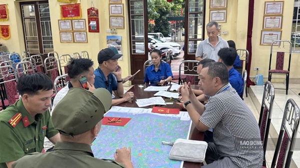 Cán bộ phường Xuân Đỉnh (Hà Nội) làm việc xuyên ngày nghỉ để hoàn thành cơ sở dữ liệu đất đai trước ngày 30.8. Ảnh: Minh Hạnh