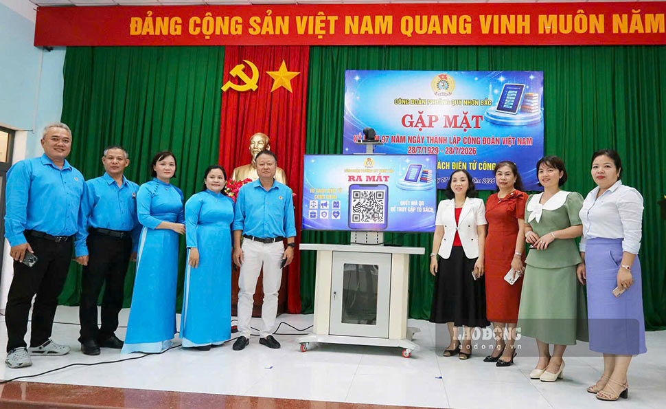 Các đại biểu trải nghiệm mô hình “Tủ sách điện tử Công đoàn“. Ảnh: Huy Trang