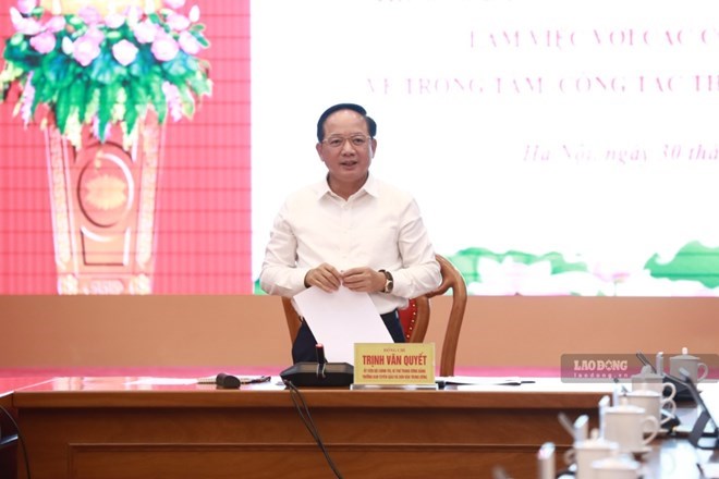 Politburo member, Secretary of the Party Central Committee, Head of the Central Propaganda and Mass Mobilization Commission Trinh Van Quyet working with press agencies. Photo: Duy Tuan