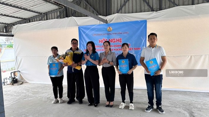 Ms. Le Thi Kim Chi - Standing Vice President of Vinh Long Provincial Labor Federation presents the decision to establish a grassroots Trade Union to JIA YUEXING Vietnam Footwear Co., Ltd. Photo: Hoang Loc