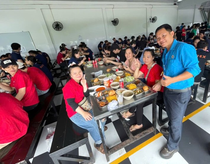 Mr. Le Van Binh - Chairman of the grassroots Trade Union of Saitex International Dong Nai Co., Ltd. (standing) visits workers at the Trade Union Meal. Photo: Company Trade Union