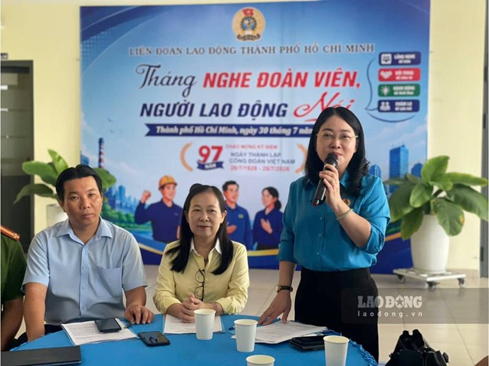Ms. Nguyen Kim Loan - Vice President of the Ho Chi Minh City Labor Federation spoke at the program. Photo: Dinh Trong