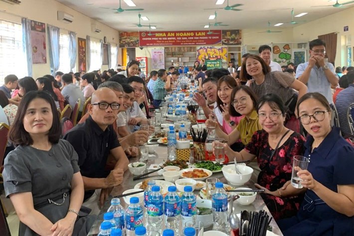 A large number of female officials, teachers, and workers participate in the Trade Union Meal organized by the Vietnam Education Union. Photo: Luong Ha - Vietnam Education Union