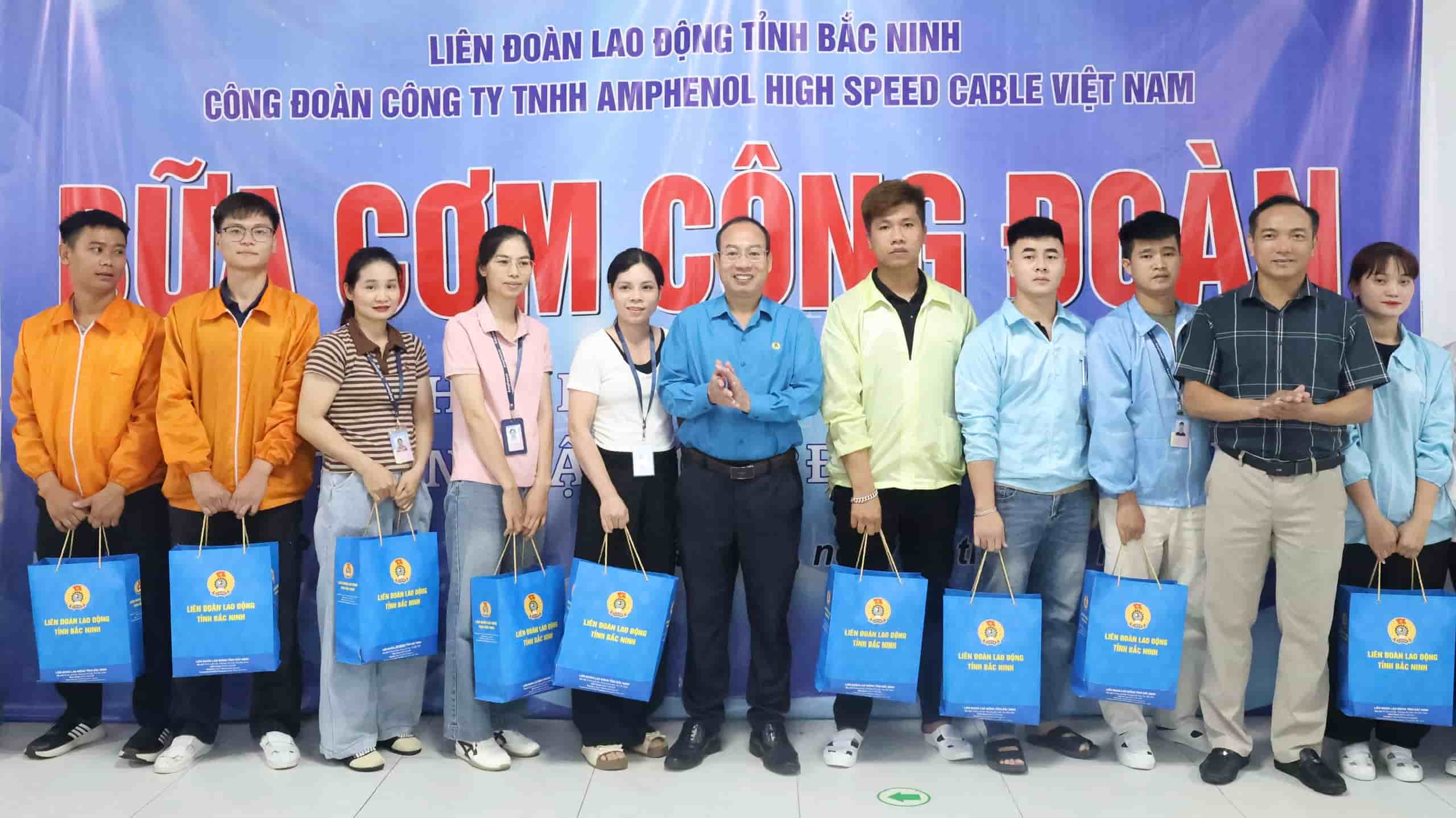Giving 100 gifts to union members and workers of Amphenol High Speed ​​Cable Vietnam