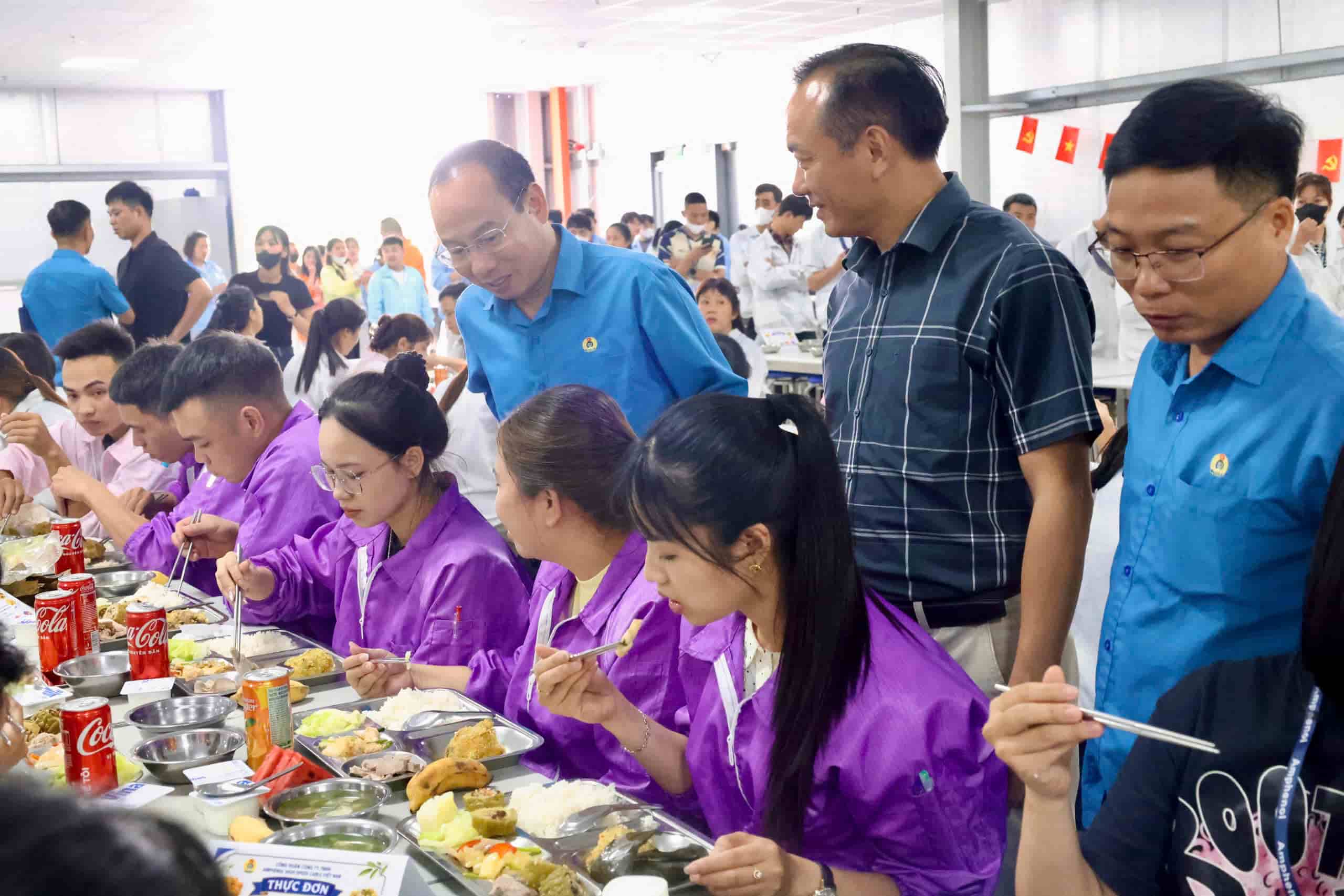 Lãnh đạo Liên đoàn Lao động tỉnh Bắc Ninh, xã Xuân Cẩm và Công đoàn xã Xuân Cẩm động viên công nhân trong chương trình “Bữa cơm công đoàn“. Ảnh: Quyết Chiến/Liên đoàn Lao động tỉnh Bắc Ninh.