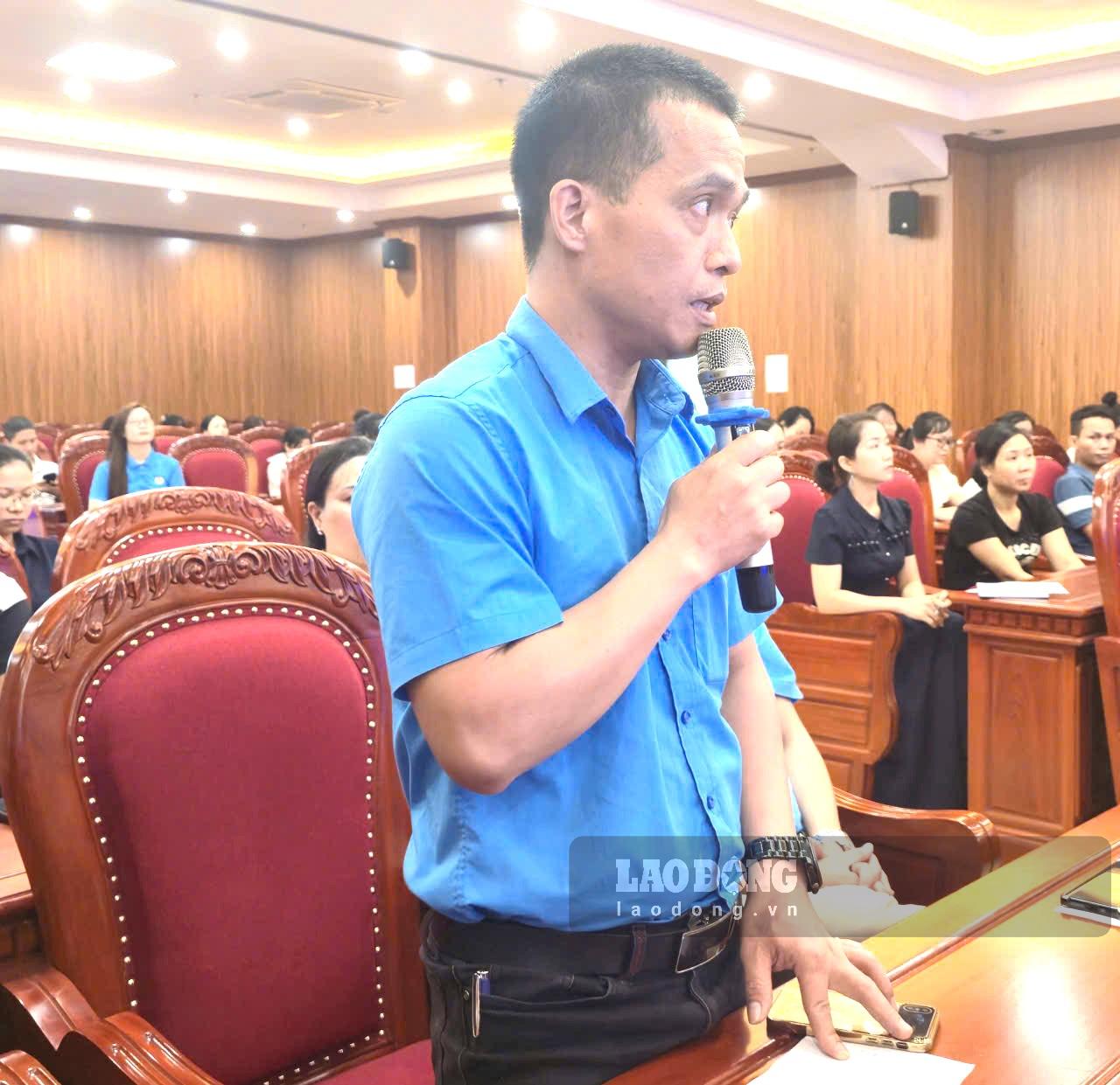 Anh Nguyễn Văn Phú, công nhân tại Công ty TNHH may Việt Thuận nêu các đề xuất liên quan đến tiền thưởng các ngày lễ, tết. Ảnh: Nguyễn Trường