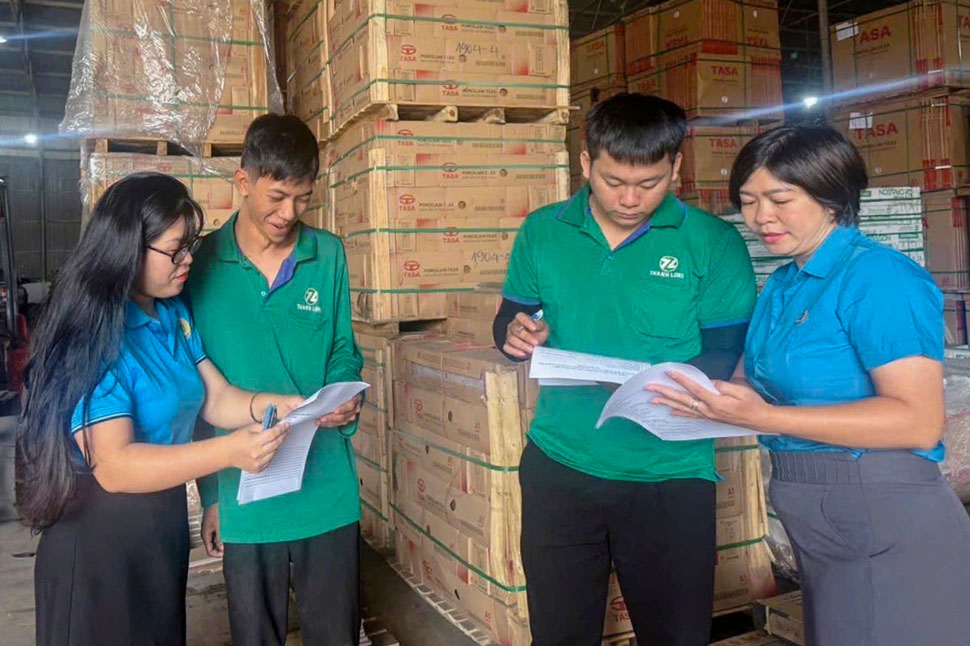 Dien Hong Ward Trade Union listens to workers' voices from the grassroots level
