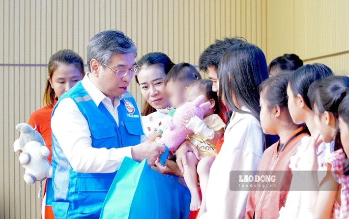 Mr. Nguyen Phuoc Loc - Member of the Party Central Committee, Deputy Secretary of the City Party Committee, Chairman of the Vietnam Fatherland Front Committee of Ho Chi Minh City presents gifts to sick children. Photo: Mai Anh