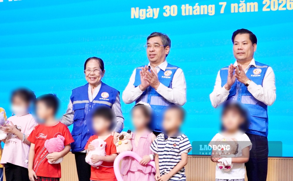 Ông Nguyễn Phước Lộc - Ủy viên Trung ương Đảng, Phó Bí thư Thành ủy, Chủ tịch Ủy ban MTTQ Việt Nam TPHCM (đứng giữa) trao quà cho bệnh nhi. Ảnh: Mai Anh