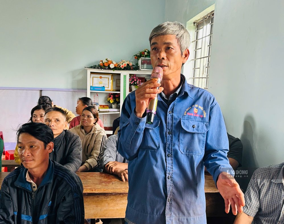 Người lao động Đội sản xuất 5 tích cực tham gia thảo luận, chia sẻ kinh nghiệm và trao đổi về kỹ thuật chăm sóc cây trồng. Ảnh: Linh Khôi