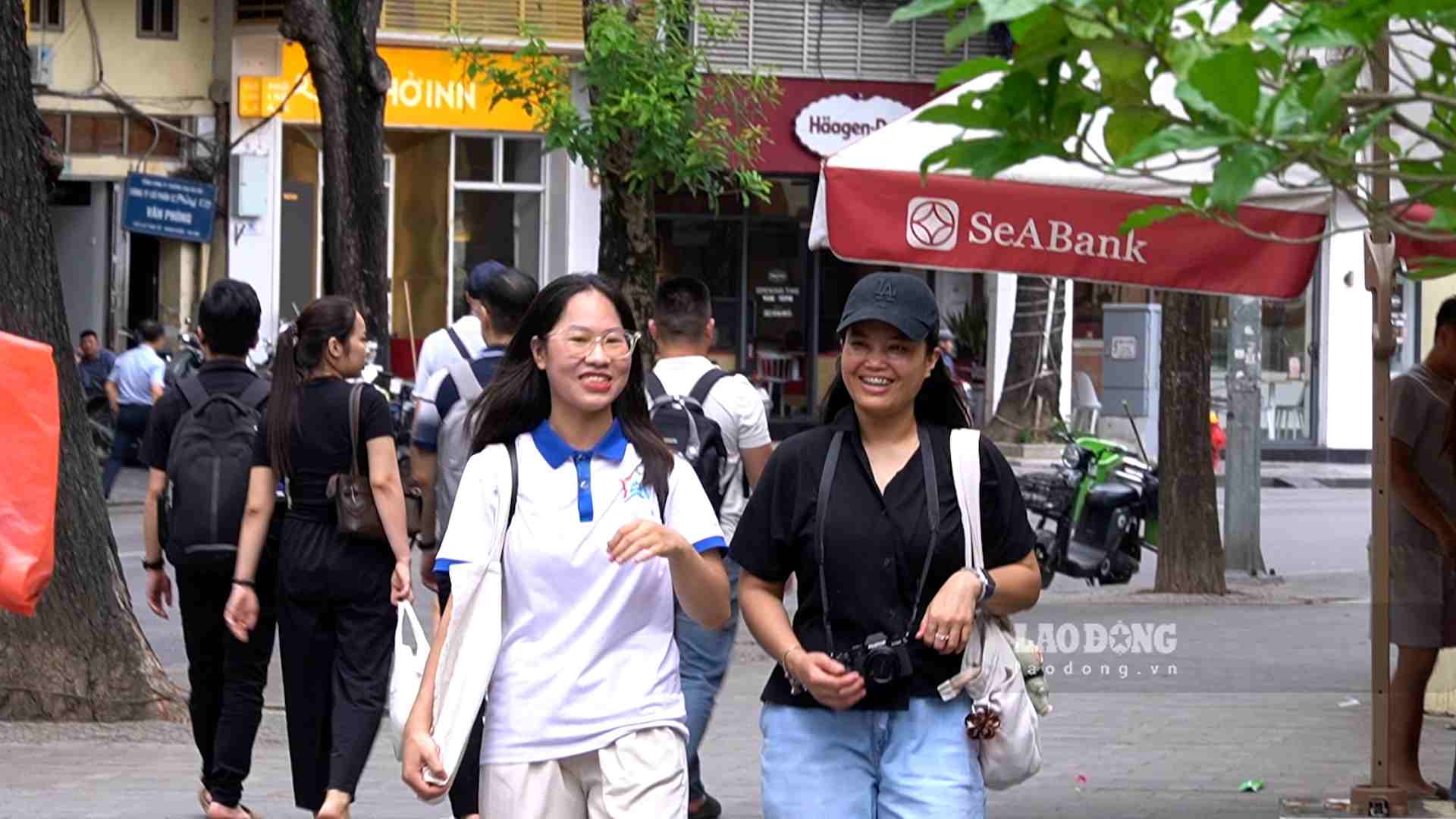 Hanoi youth take international tourists to explore the Capital with free tours