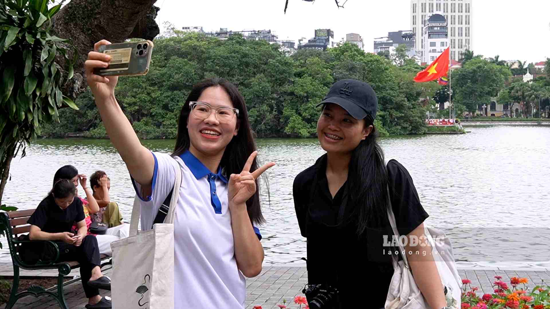 Những hướng dẫn viên “tự nguyện” giúp cho Hà Nội ghi điểm với du khách về sự thân thiện, nhiệt tình. Ảnh: An Phương