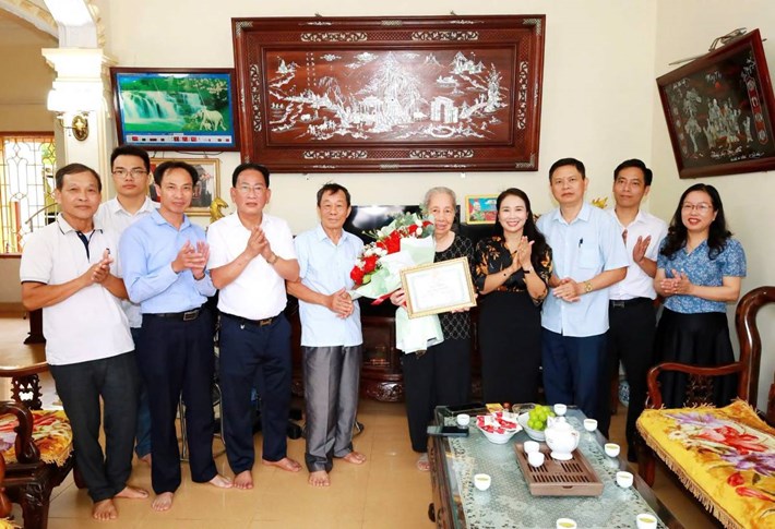 Leaders of Hai An ward present certificates of merit to Ms. Luong Thi Thuy's family. Photo: Hai An ward e-Portal, Hai Phong