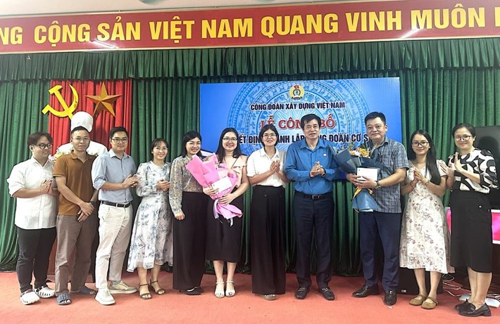 Comrade Pham Hoai Phuong, Chairman of the Vietnam Construction Trade Union (4th from right) presents flowers to congratulate the Provisional Executive Committee of grassroots trade unions. Photo: Vietnam Construction Trade Union