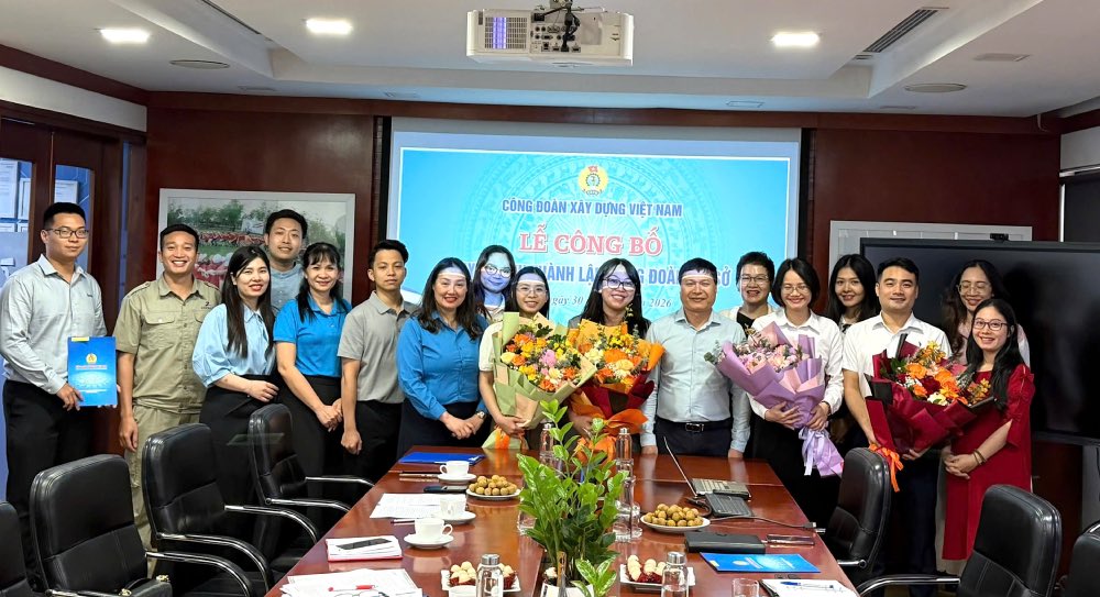 Đồng chí Nguyễn Thanh Tùng, Phó Chủ tịch Thường trực Công đoàn Xây dựng Việt Nam tặng hoa chúc mừng Ban Chấp hành lâm thời các đơn vị. Ảnh: Công đoàn Xây dựng Việt Nam