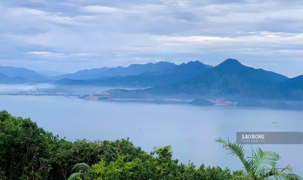 Một góc vịnh Đà Nẵng (nơi đề xuất xây dựng đô thị lấn biển) nhìn từ bán đảo Sơn Trà. Ảnh: An Thượng 