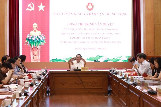 Politburo member, Secretary of the Party Central Committee, Head of the Central Propaganda and Mass Mobilization Commission Trinh Van Quyet working with press agencies on the afternoon of July 30. Photo: Duy Tuan