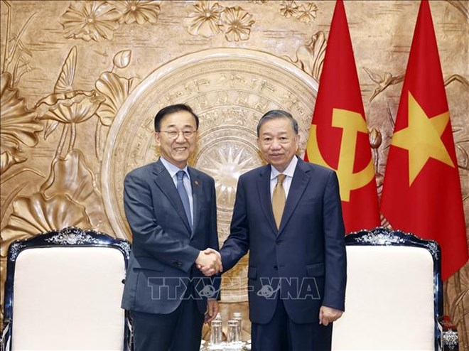 South Korea is willing to share development experiences that Vietnam needs