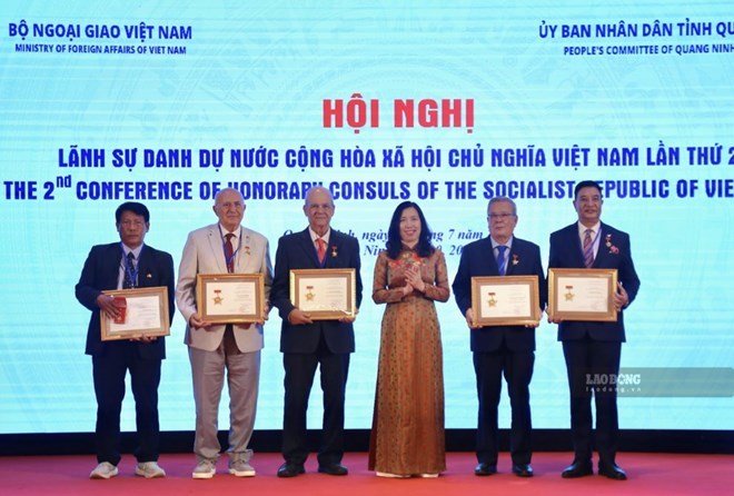 Deputy Minister of Foreign Affairs Le Thi Thu Hang presents medals to Vietnamese Honorary Consuls abroad. Photo: Ministry of Foreign Affairs