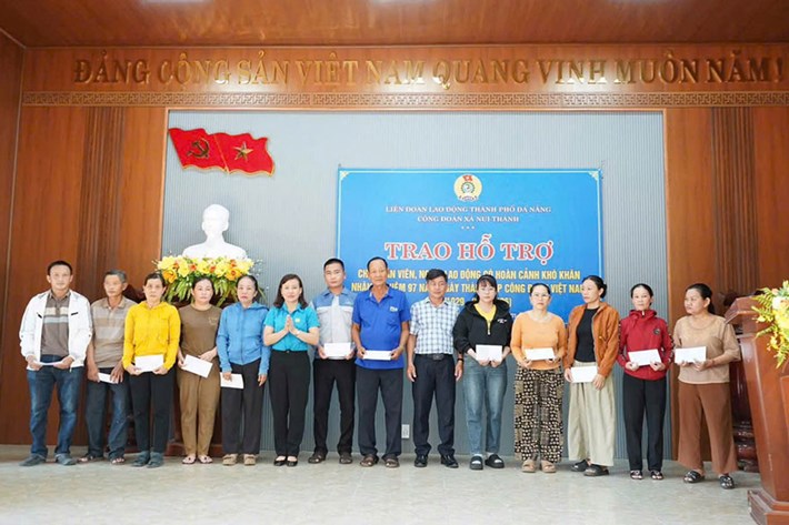 Ms. Nguyen Thi Ngoc Anh - Vice Chairwoman of Da Nang City Labor Federation presents support to union members and workers in difficult circumstances on the occasion of the 97th anniversary of the establishment of the Vietnam Trade Union. Photo: Dieu Phuc (Nui Thanh Commune Trade Union)