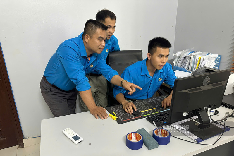 Cán bộ, đoàn viên Công đoàn xã Bảo Thắng tích cực tham gia Cuộc thi trực tuyến tìm hiểu nghị quyết với số lượt dự thi bình quân cao nhất toàn tỉnh. Ảnh: Đinh Đại