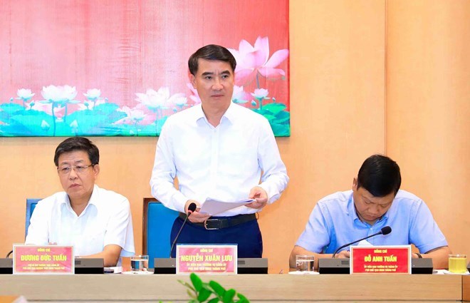 Vice Chairman of Hanoi People's Committee Nguyen Xuan Luu reported at the conference. Photo: Hanoi People's Committee