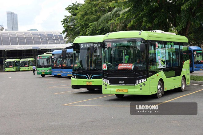 5 groups of people in Ho Chi Minh City are about to be issued tickets to buses and Metro Line 1