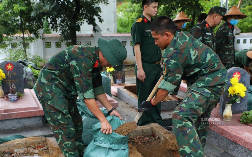 Để triển khai Chiến dịch 500 ngày đêm đẩy mạnh thực hiện tìm kiếm, quy tập và xác định danh tính hài cốt liệt sĩ, đến nay tỉnh Điện Biên đã huy động 133 cán bộ, chiến sĩ và các lực lượng tham gia các đội tìm kiếm, quy tập. Ảnh: Văn Thành Chương