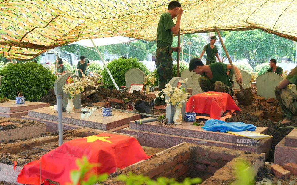 Đối với công tác lấy mẫu giám định ADN, tỉnh Điện Biên đã thành lập 1 tổ công tác và 6 đội lấy mẫu, triển khai tại 7 nghĩa trang liệt sĩ với 4.594 phần mộ chưa xác định danh tính. Ảnh: Văn Thành Chương