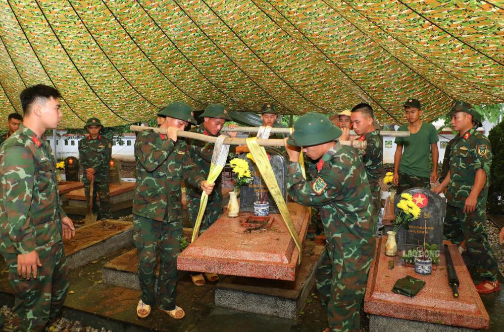 “Có những bộ hài cốt nằm ở độ sâu hơn 1,5m, thậm chí có nơi sâu gần 3m dưới lòng đất. Trong khi khoảng cách giữa các ngôi mộ lại rất gần nhau nên hầu hết các công đoạn các cán bộ chiến sĩ phải trực tiếp làm bằng tay, không thể dùng máy móc hiện đại” - Đại tá Vương Đình Hòa cho biết thêm. Ảnh: Văn Thành Chương